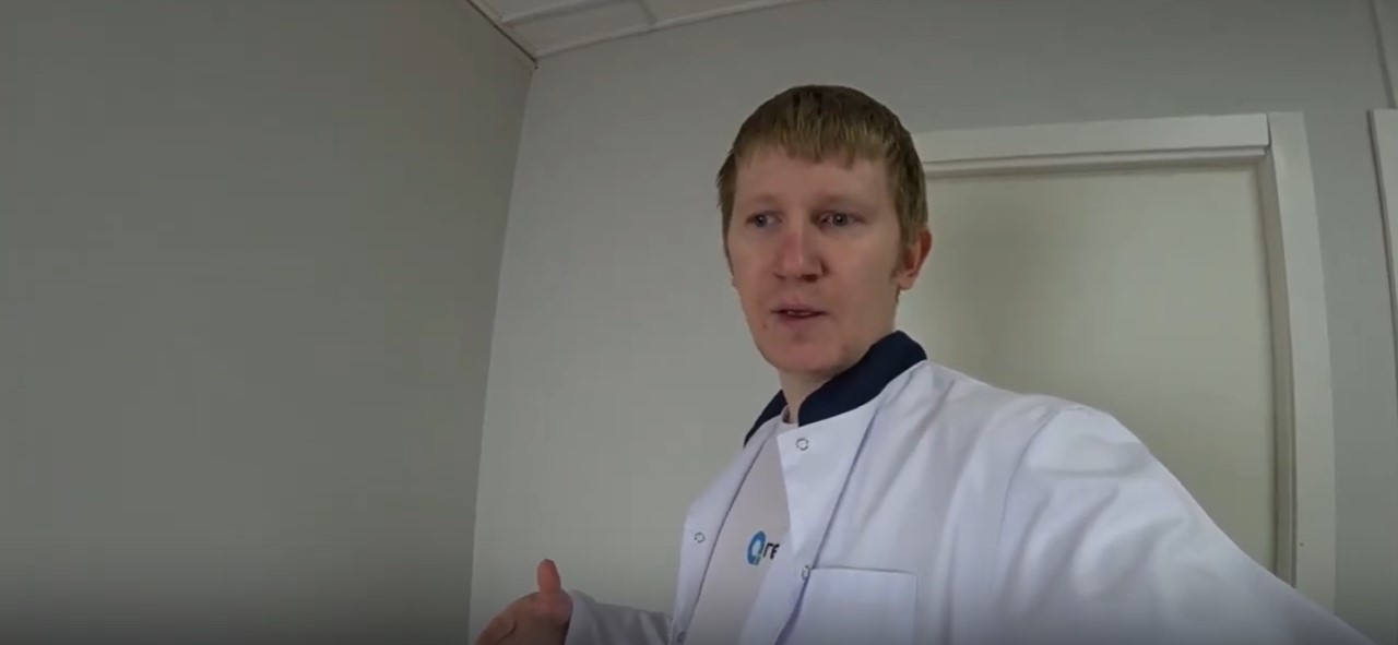 Алексей Комаренков — дезинструктор компании Герадез объясняет коллегам суть эксперимента